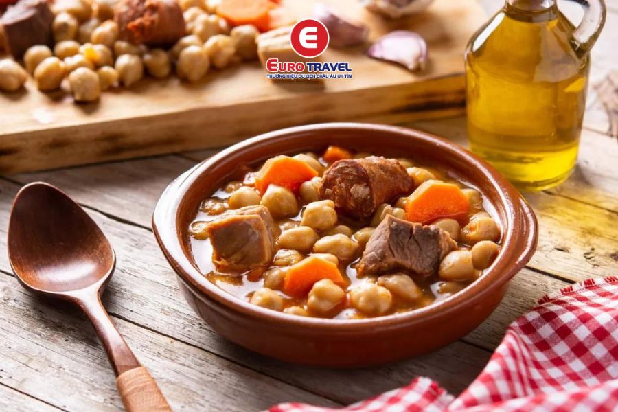Thịt hầm đậu gà là món ngon Madrid