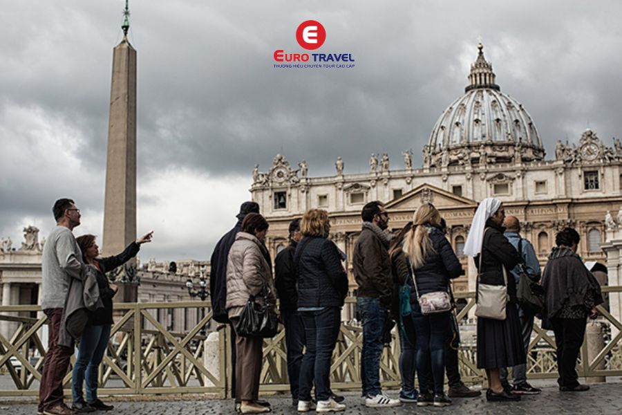 Trang phục là điều cần lưu ý khi đến thăm các điểm du lịch Vatican