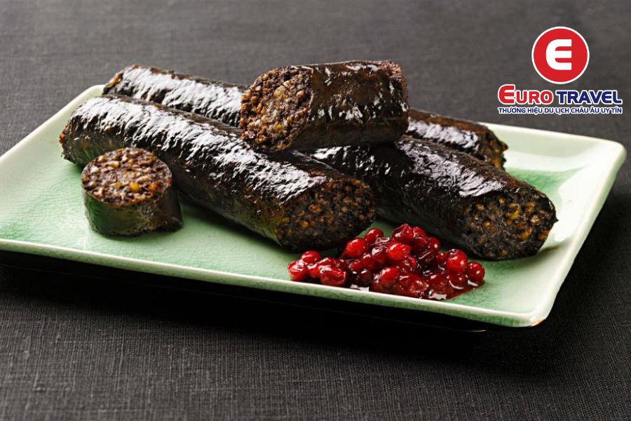 Xúc xích đen Mustamakkara đặc trưng và là món ăn ngon tại Phần Lan