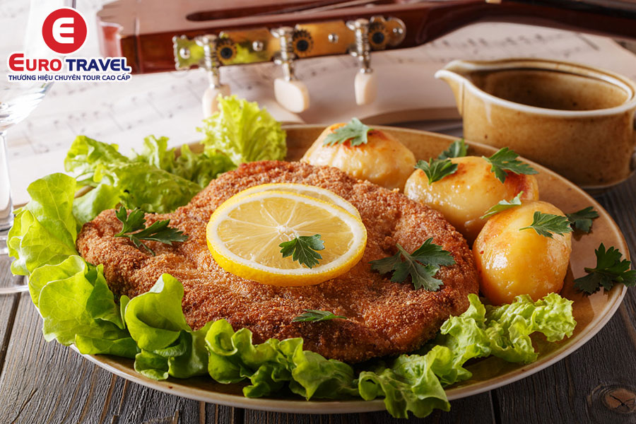 Ẩm thực Áo trải nghiệm món Wiener Schnitzel