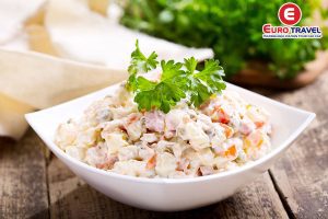 Ẩm thực Nga thưởng thức món salad Nga đặc trưng