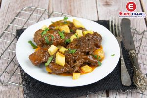 Ẩm thực Nice trải nghiệm món gà sốt vang