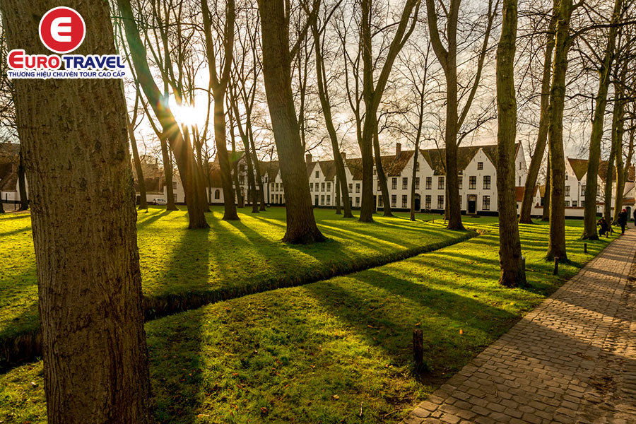 Cẩm nang du lịch Amsterdam khám phá khu vườn Begijnhof