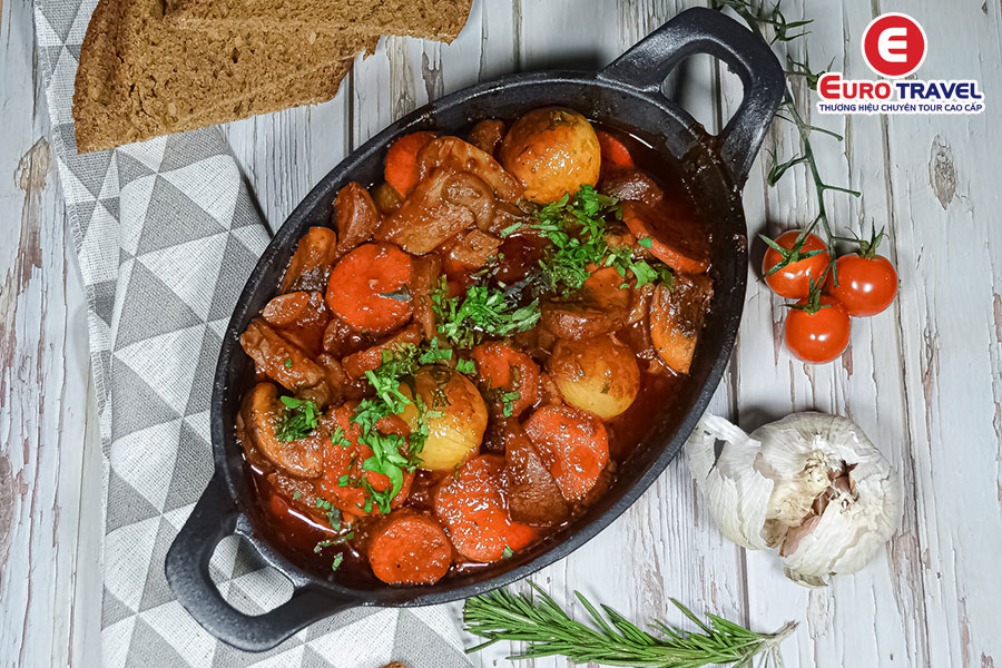 Cẩm nang du lịch Salzbourg thưởng thức hương vị Potato Gulasch