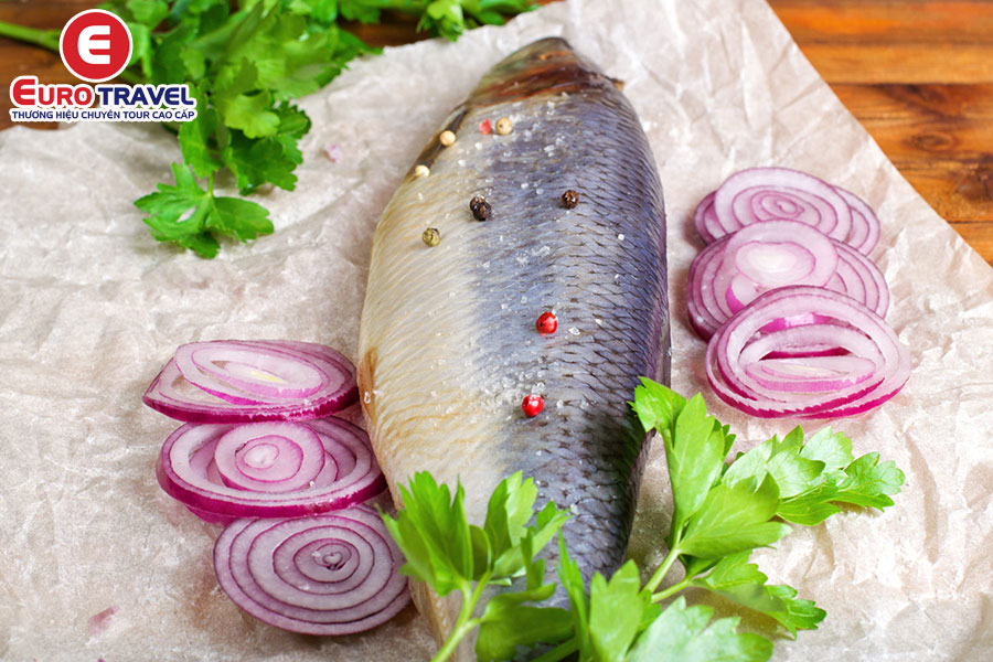 Đặc sản Amsterdam thưởng thức Raw herring