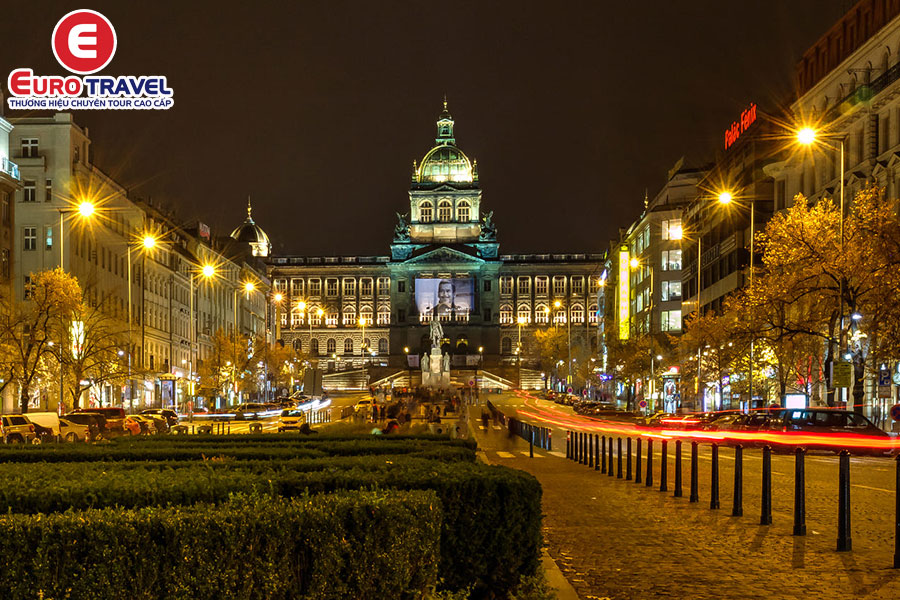 Ghé thăm quảng trường Wenceslas ở Prague
