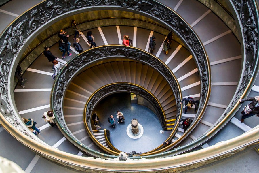 Kiến trúc cầu thang xoắn ốc bên trong viện bảo tàng Vatican