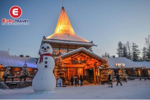 Ngôi làng của Santa Claus bao phủ bởi tuyết trắng