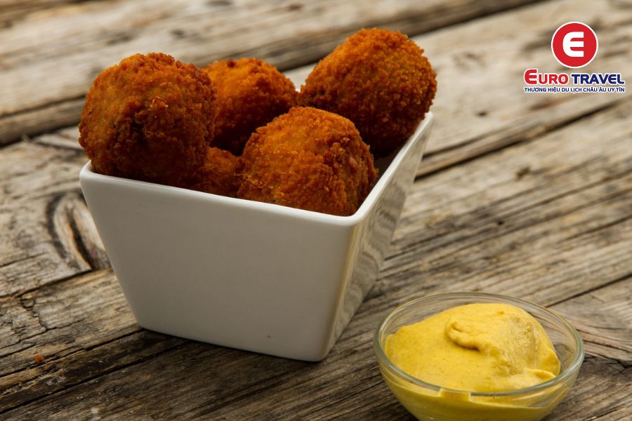 Món thịt viên chiên Bitterballen là món không thể bỏ lỡ trong ẩm thực Amsterdam