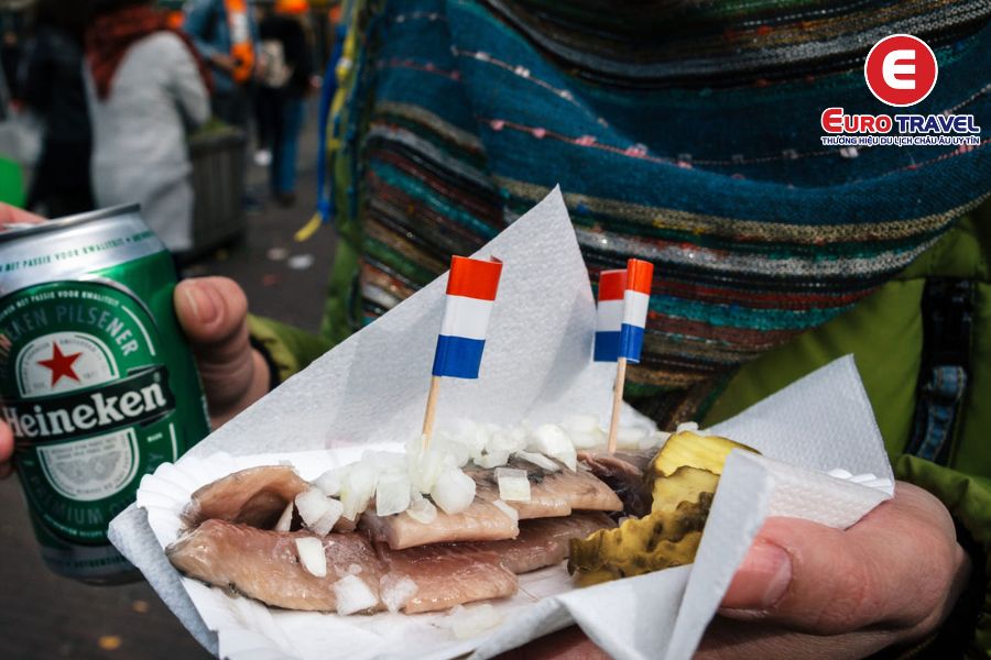 Cá trích muối Raw herring là món đặc trưng trong ẩm thực Amsterdam