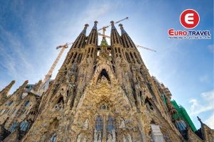 Lối kiến trúc cổ của Sagrada Familia độc đáo trong kinh nghiệm du lịch Barcelona