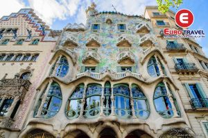 Thiết kế đặc biệt của tòa nhà xương ống khiến du khách không thể bỏ qua trong tour châu Âu chất lượng cao