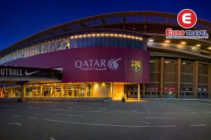 Sân vận động Camp Nou về đêm rực sáng khi nhìn từ bên ngoài