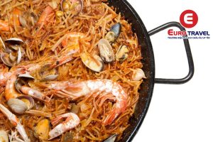 Món Paella tại Barcelona thay cơm thành mì sợi ngắn