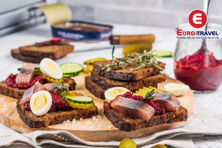 Món bánh mì Smorrebrod đặc sắc trong ẩm thực Đan Mạch