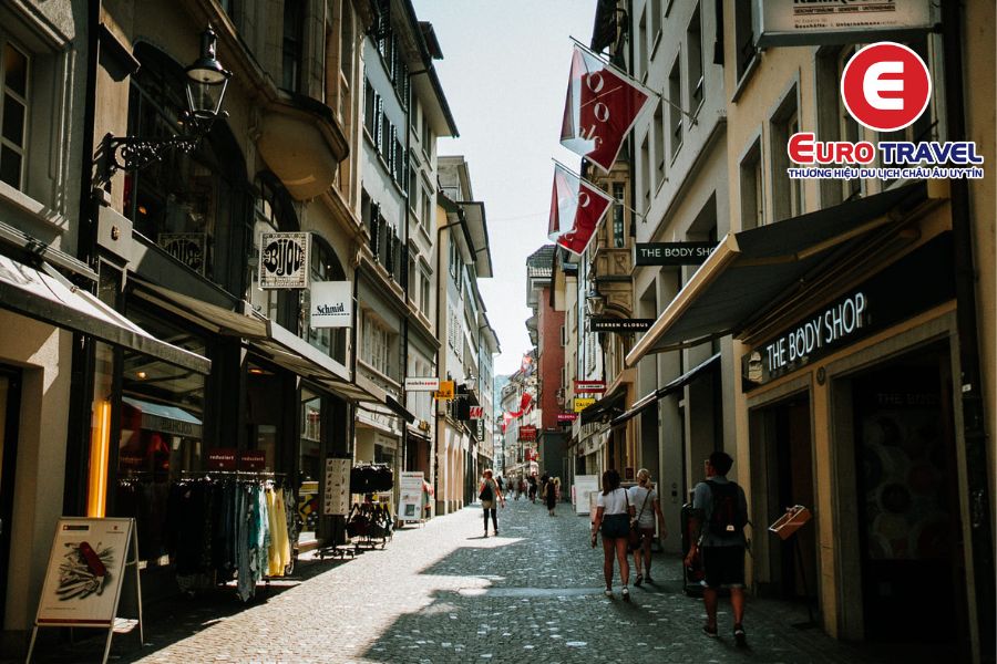 Khu mua sắm hàng hiệu nhộn nhịp tại Geneva