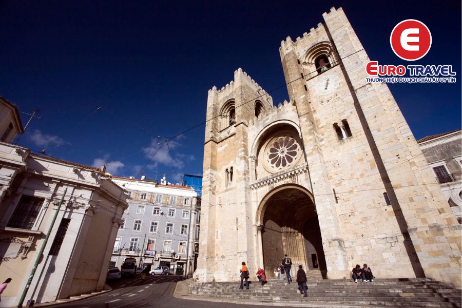 Thăm nhà thờ Lisbon Cathedral trong kinh nghiệm du lịch Lisbon
