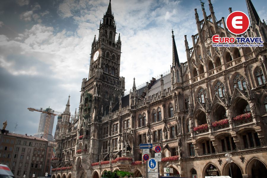 Thăm Quảng trường Đức Mẹ Marienplatz trong tour Châu Âu đi Đức