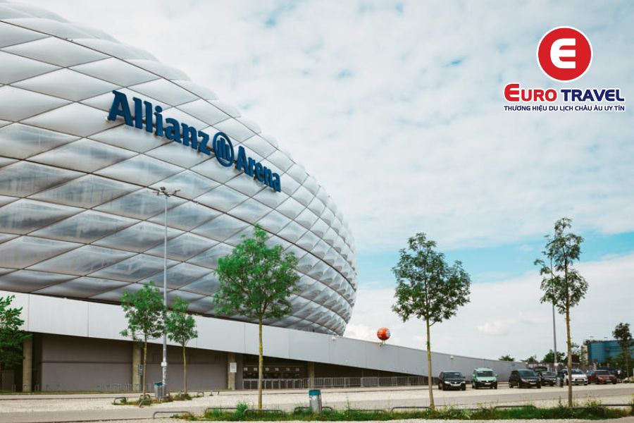 Sân bóng Allianz Arena vô cùng rộng lớn khi nhìn từ bên ngoài