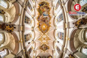 Bên trong nhà thờ St. Peter với kiến trúc vô cùng ấn tượng