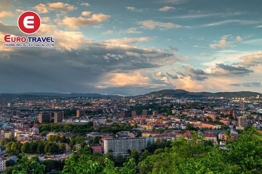 Bao phủ bởi những cánh rừng xanh mát chính là thủ đô Oslo trong tour Châu Âu đến Na Uy