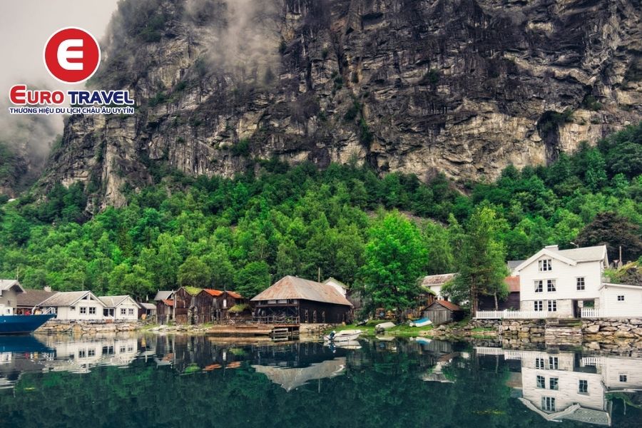 Vịnh hẹp Geiranger với khung cảnh xinh đẹp và yên bình trong chuyến đi Bắc Âu