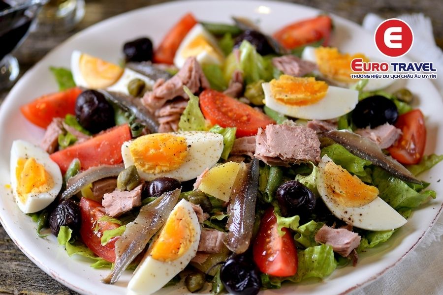Thưởng thức món Salade Nicoise trong ẩm thực Nice ngon tuyệt