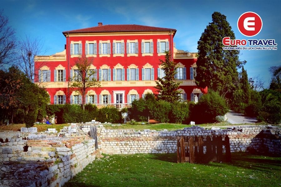 Bảo tàng Musee Matisse được bao quanh bởi những khu vườn lộng lẫy