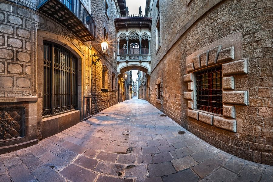 Ghé thăm khu phố cổ Barri Gothic trong kinh nghiệm du lịch Tây Ban Nha