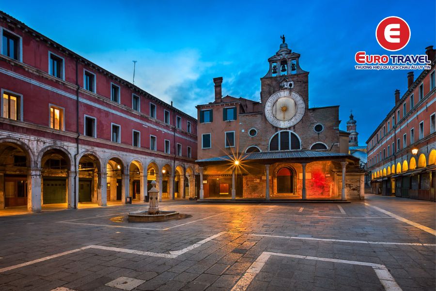 Tháp đồng hồ Venice tuyệt đẹp trong chuyến du lịch Ý