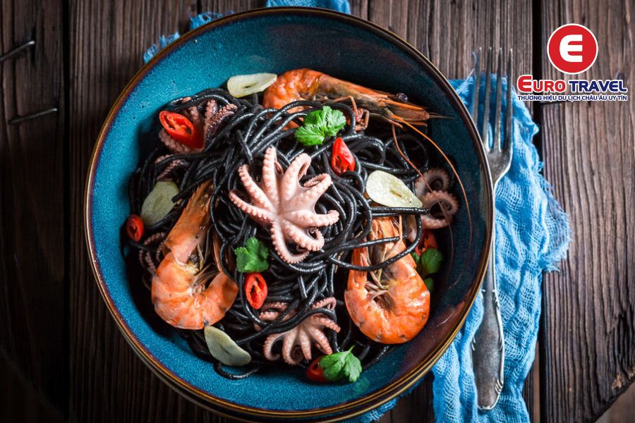 Món Spaghetti mực đen món ẩm thực Venice nổi bật