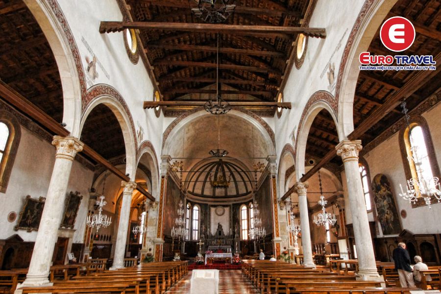 Bên trong Nhà Thờ San Pietro Martire