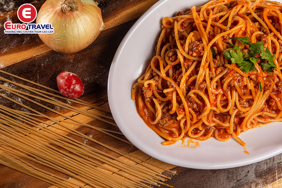 Ẩm thực Italia thưởng thức hương vị Spaghetti
