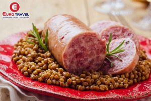 Ẩm thực châu Âu dịp Tết trải nghiệm Cotechino con lenticchie