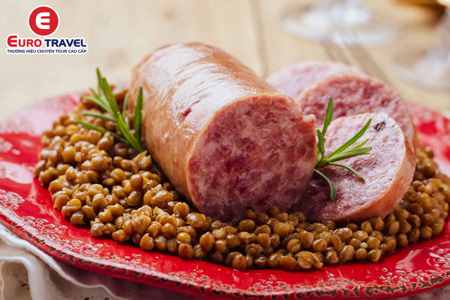 Ẩm thực châu Âu dịp Tết trải nghiệm Cotechino con lenticchie