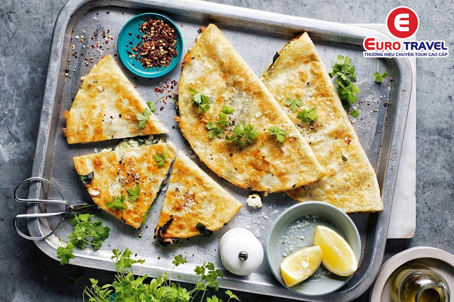 Bánh nướng Gozleme thơm ngon tại Thổ Nhĩ Kỳ