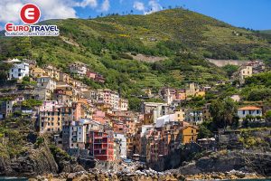 Ghé thăm làng Riomaggiore tại Cinque Terre