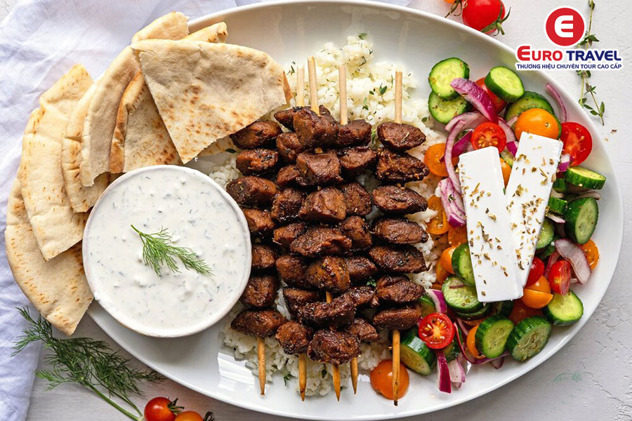 Kinh nghiệm du lịch Hy Lạp thưởng thức món Souvlaki