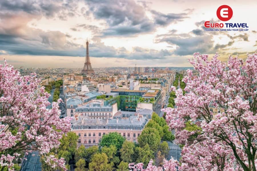 Kinh đô Paris (Pháp) vào mùa Xuân