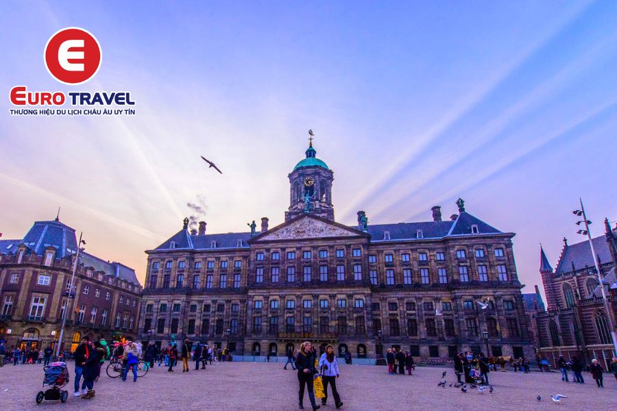 Quảng trường Dam là điểm du lịch Amsterdam thu hút nhiều du khách