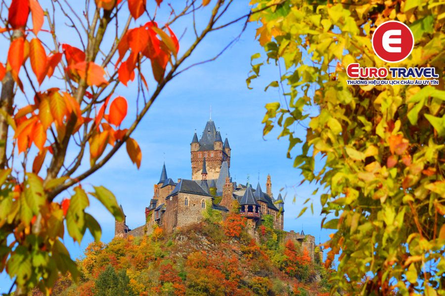 Ngọn đồi Castle Hill là điểm đến lý tưởng để ngắm hoàng hôn trên sông Nice