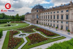 Quảng trường President tại Salzburg với hoa và cây xanh tuyệt đẹp