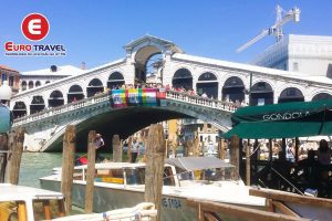 Cây cầu Rialto là điểm du lịch Venice được nhiều du khách yêu thích