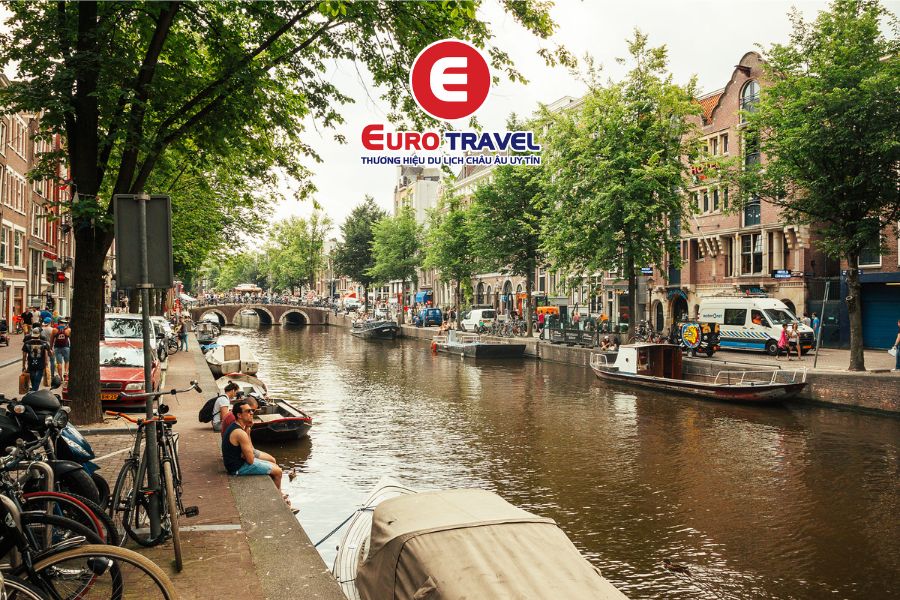 Kênh đào tại Amsterdam trong kinh nghiệm du lịch Hà Lan là không thể bỏ lỡ