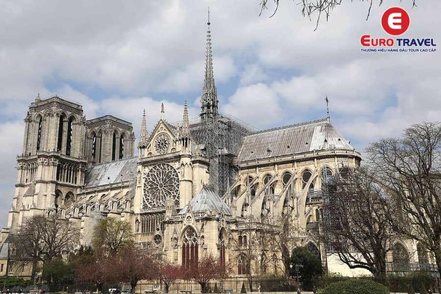 Nhà thờ Chartres mang đậm phong cách Gothic - Pháp