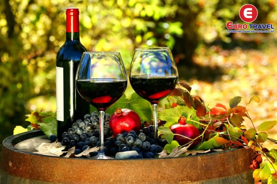 Rượu vang là đồ uống trứ danh của Pháp