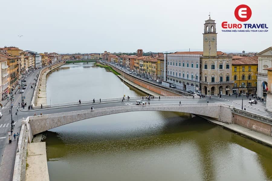 Cầu Ponte di Mezzo nằm ngay trung tâm thành phố Pisa