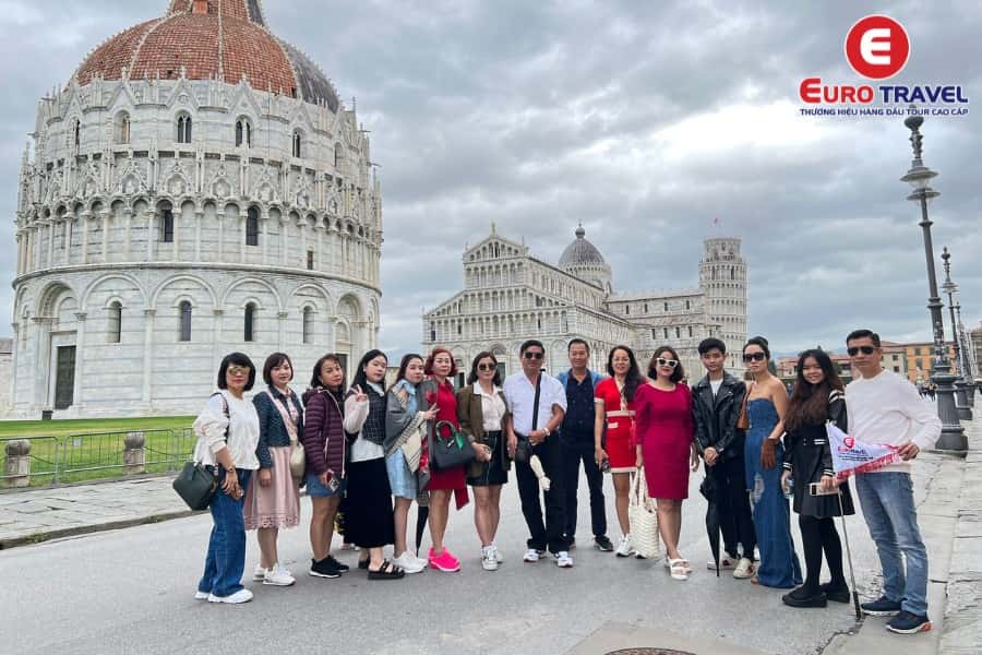 Hình ảnh đoàn khách EuroTravel check-in tại quảng trường Piazza dei Miracoli