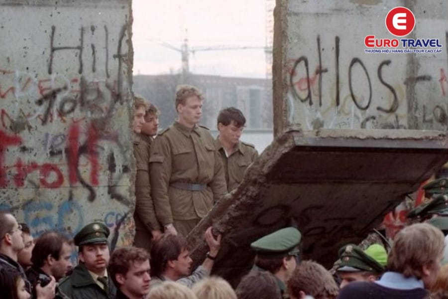 Bức tường Berlin chính thức bị phá vỡ vào ngày 9/11/1989