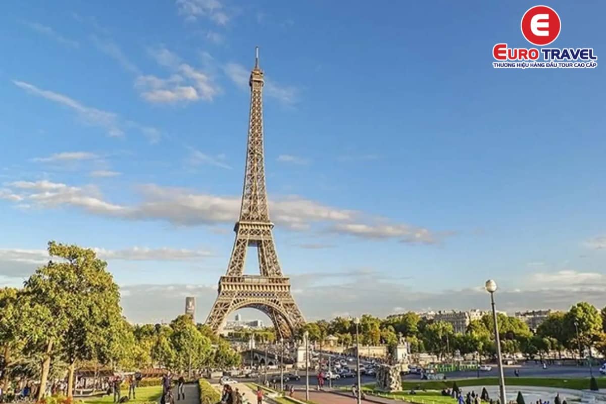Tháp Eiffel được mệnh danh là biểu tượng hàng đầu của Pháp